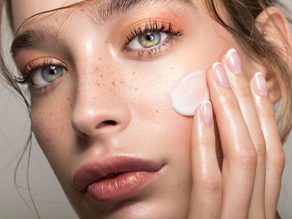 How does one distinguish if one has dry or dehydrated skin: